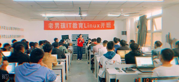 就业老师分析目前的就业行情,并介绍老男孩目前的就业情况