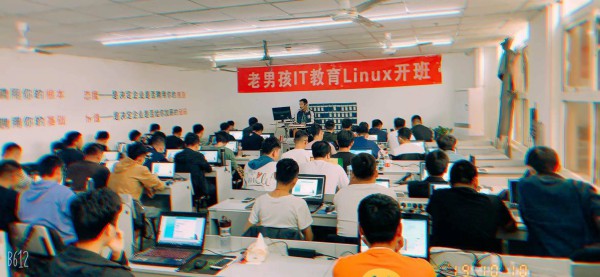 Linux教学总监李导为学员做开班寄语，愿你们可以实现梦想